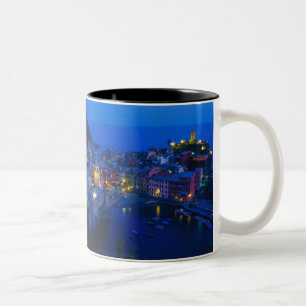 Europa, Italien, Cinque Terre, Vernazza. Hanglage Zweifarbige Tasse