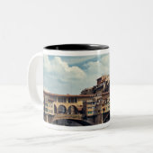 Europa, Italien, Florenz. Ponte Vecchio Zweifarbige Tasse (Vorderseite Links)