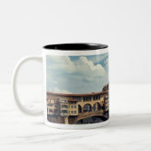 Europa, Italien, Florenz. Ponte Vecchio Zweifarbige Tasse (Links)