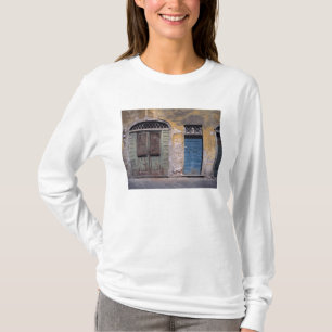 Europa, Italien, Lucca. Diese alten Türen fügen T-Shirt