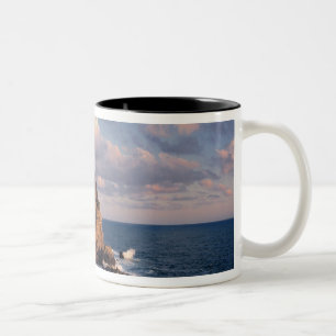 Europa, Italien, Manarola. Die Klippe ist gestrand Zweifarbige Tasse