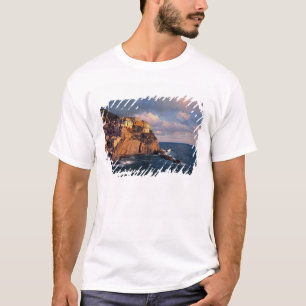 Europa, Italien, Manarola. Die klippengebaute T-Shirt