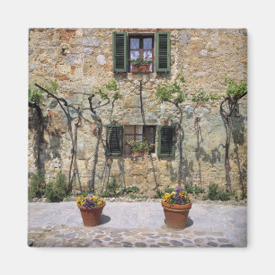 Europa, Italien, Monteriggioni. Ein Steinhaus ist Magnet