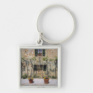 Europa, Italien, Monteriggioni. Ein Steinhaus ist Schlüsselanhänger