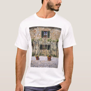 Europa, Italien, Monteriggioni. Ein Steinhaus ist T-Shirt