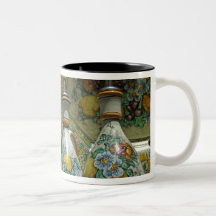 Europa, Italien, Sizilien, Taormina. Traditionell  Zweifarbige Tasse