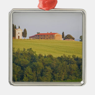 Europa; Italien; Toskana, Kapelle auf dem Hügel Silbernes Ornament