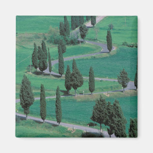 Europa, Italien, Toskana. Kurvenreiche Straße in d Magnet