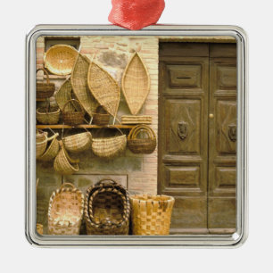 Europa, Italien, Toskana, Montalcino. Korb Ornament Aus Metall