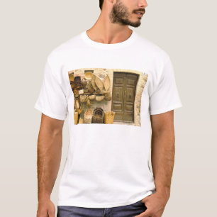 Europa, Italien, Toskana, Montalcino. Korb T-Shirt
