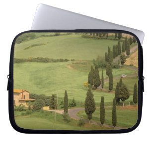 Europa, Italien, Toskana, Monticchiello. Curvy Laptopschutzhülle