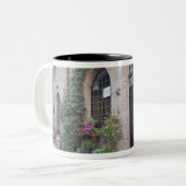 Europa, Italien, Umbrien, Civita, Traditionelles H Zweifarbige Tasse (Vorderseite Links)