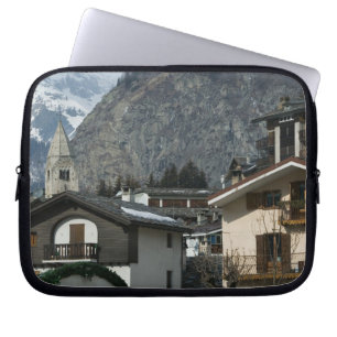 Europa, Italien, Valle d'Aosta, COURMAYEUR: Stadt Laptopschutzhülle