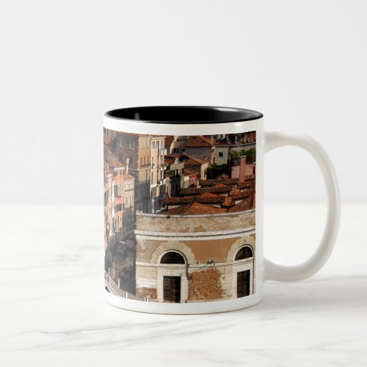 Europa, Italien, Venedig. Aussicht auf den Kanal.  Zweifarbige Tasse (Rechts)