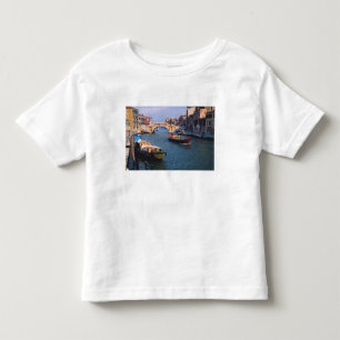 Europa, Italien, Venedig. Boote bringen Kleinkind T-shirt
