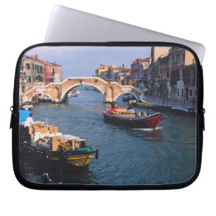 Europa, Italien, Venedig. Boote bringen Laptopschutzhülle