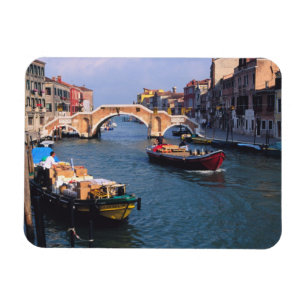 Europa, Italien, Venedig. Boote bringen Magnet