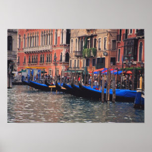 Europa, Italien, Venedig, Gondeln im Kanal Poster
