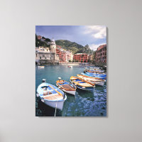 Europa, Italien, Vernazza. Frische bemalte Boote