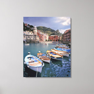 Europa, Italien, Vernazza. Frische bemalte Boote Leinwanddruck