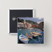 Europa, Italien, Vernazza. Hell bemalte Boote Button (Vorne & Hinten)