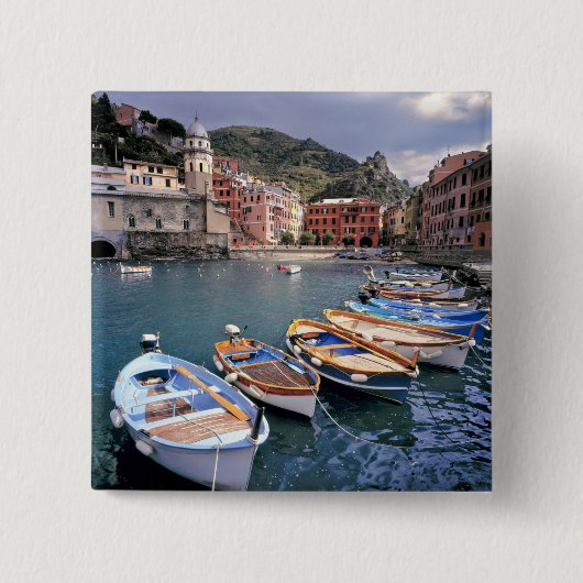 Europa, Italien, Vernazza. Hell bemalte Boote Button (Vorderseite)