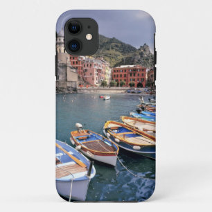 Europa, Italien, Vernazza. Hell bemalte Boote iPhone 11 Hülle