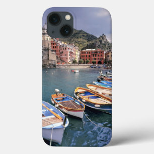 Europa, Italien, Vernazza. Hell bemalte Boote iPhone 13 Hülle