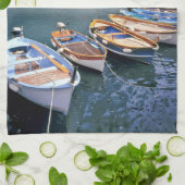 Europa, Italien, Vernazza. Hell bemalte Boote Geschirrtuch (Gefaltet)