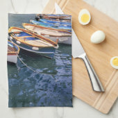 Europa, Italien, Vernazza. Hell bemalte Boote Geschirrtuch (Viertel Falte)