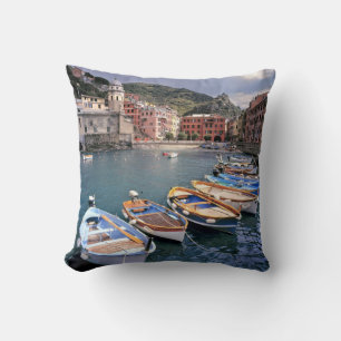 Europa, Italien, Vernazza. Hell bemalte Boote Kissen