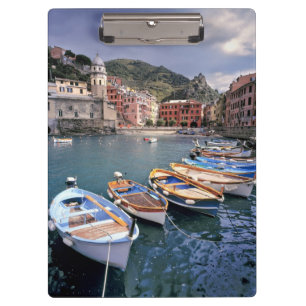 Europa, Italien, Vernazza. Hell bemalte Boote Klemmbrett
