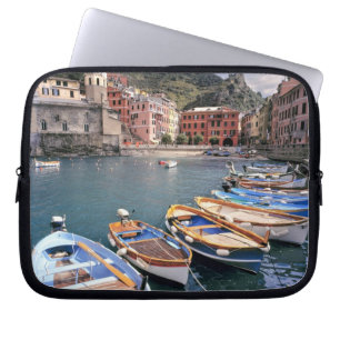 Europa, Italien, Vernazza. Hell bemalte Boote Laptopschutzhülle