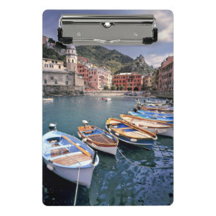 Europa, Italien, Vernazza. Hell bemalte Boote Mini Klemmbrett