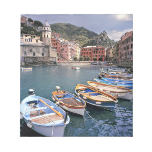Europa, Italien, Vernazza. Hell bemalte Boote Notizblock