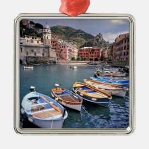Europa, Italien, Vernazza. Hell bemalte Boote Ornament Aus Metall