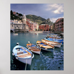 Europa, Italien, Vernazza. Hell bemalte Boote Poster