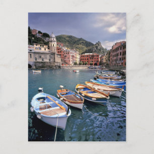 Europa, Italien, Vernazza. Hell bemalte Boote Postkarte