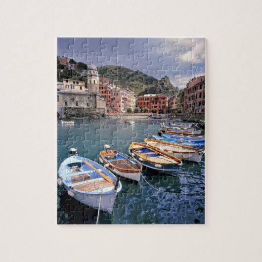 Europa, Italien, Vernazza. Hell bemalte Boote Puzzle (Vertikal)