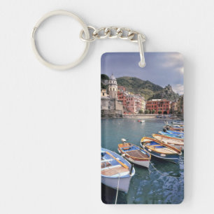 Europa, Italien, Vernazza. Hell bemalte Boote Schlüsselanhänger
