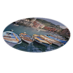 Europa, Italien, Vernazza. Hell bemalte Boote Schneidebrett
