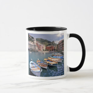 Europa, Italien, Vernazza. Hell bemalte Boote Tasse