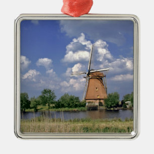 Europa, Niederlande, Kinerdijk. Eine Windmühle si Silbernes Ornament