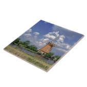 Europa, Niederlande, Kinerdijk. Eine Windmühle sit Fliese (Seite)