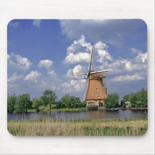 Europa, Niederlande, Kinerdijk. Eine Windmühle sit Mousepad