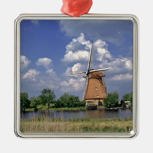 Europa, Niederlande, Kinerdijk. Eine Windmühle sit Silbernes Ornament (Vorne)