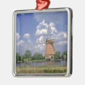 Europa, Niederlande, Kinerdijk. Eine Windmühle sit Silbernes Ornament (Links)