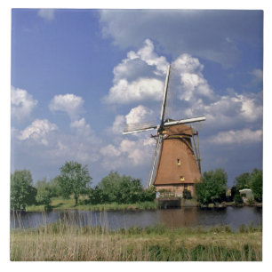 Europa, Niederlande, Kinerdijk. Eine Windmühle ste Fliese