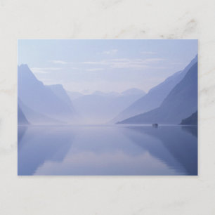 Europa, Norwegen. Senkrechte Wände spiegeln sich i Postkarte