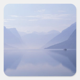 Europa, Norwegen. Senkrechte Wände spiegeln sich i Quadratischer Aufkleber